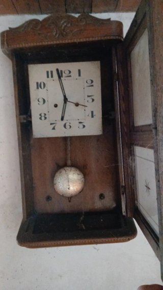 Reloj de pared antiguo de madera