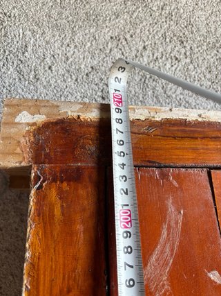 Puerta principal de madera antigua con herrajes