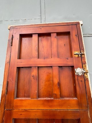Puerta principal de madera antigua con herrajes