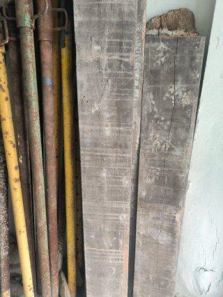 Puntales Metálicos y Tablones de Obra