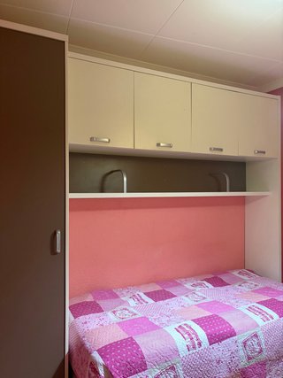 Mueble de habitación con armario y altillo