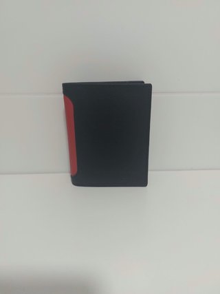 Cartera de piel negra y roja