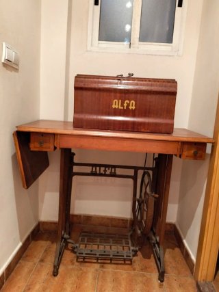 Máquina de coser antigua Alfa con mueble