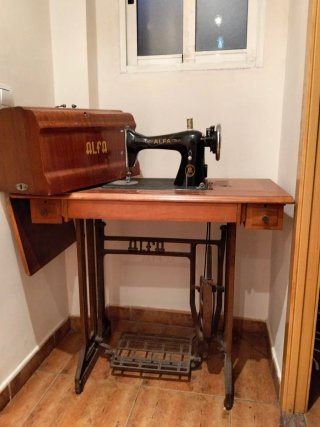 Máquina de coser antigua Alfa con mueble