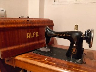 Máquina de coser antigua Alfa con mueble
