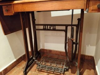 Máquina de coser antigua Alfa con mueble