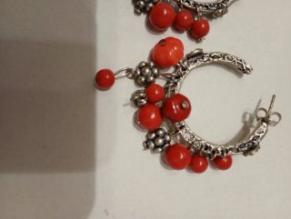 Pendientes de Aros con Abalorios Rojos