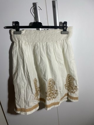 Falda corta bordada dorada