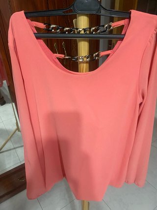 Camisa Coral con Cadenas en la Espalda