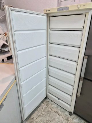 Congelador Vertical Bauknecht Blanco