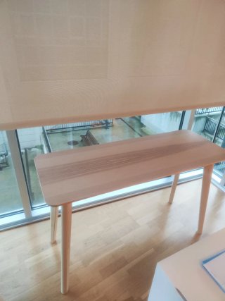 Mesa de madera estrecha