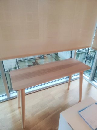 Mesa de madera estrecha