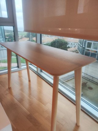 Mesa de madera estrecha