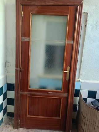 Puerta madera con cristal y marco
