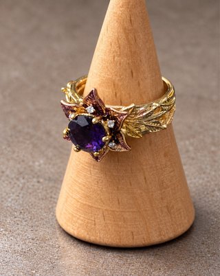 Anel Dourado com Ametista e Detalhe de Flor