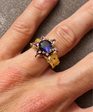 Anel Dourado com Ametista e Detalhe de Flor