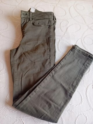 Pantalón vaquero pitillo H&M verde caqui. Talla 27