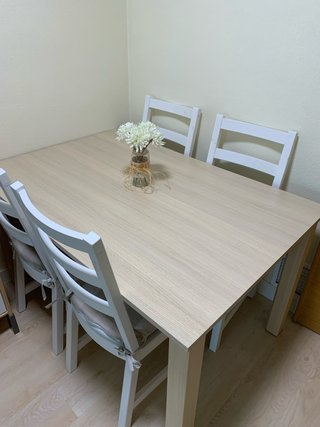 Mesa de comedor de madera clara