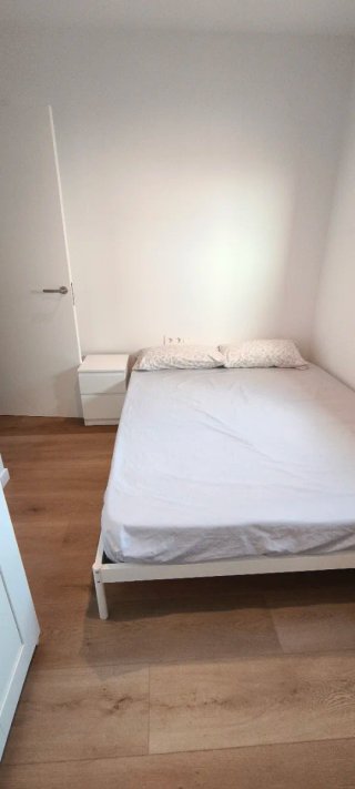 Habitación completa con cama y TV