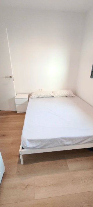 Habitación completa con cama y TV