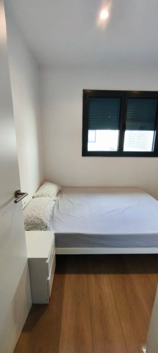 Habitación completa con cama y TV