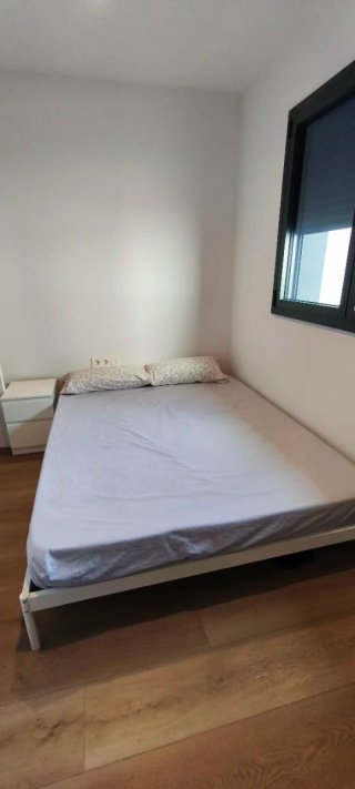 Habitación completa con cama y TV