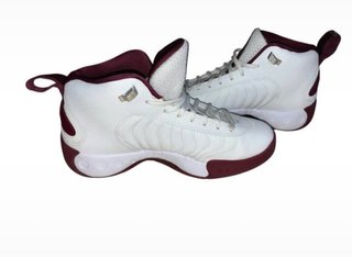 Zapatos Deportivos Jordan Blancos y Burdeos