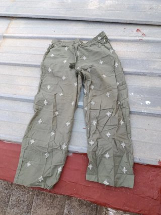 Pantalón fluido verde caqui/marrón con bordados Ta