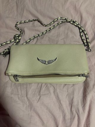 Bolso de hombro beige con cadena
