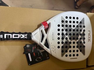 Pala de pádel NOX blanca