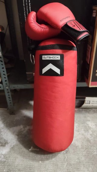 Pungiball e guantoni di allenamento rossi