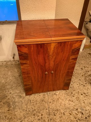 Máquina de coser antigua en mueble de madera