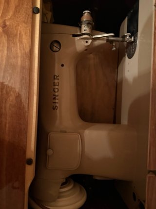 Máquina de coser antigua en mueble de madera