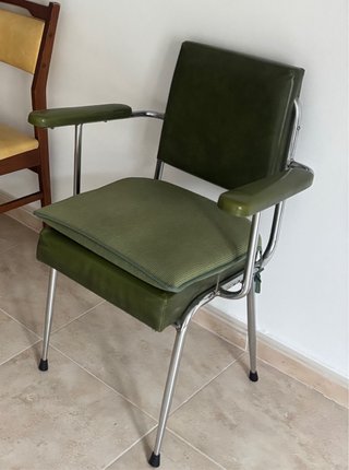 Silla verde con brazos