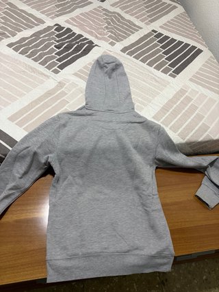 Sudadera con capucha gris básica