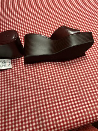 Sandalias de cuña Zara piel granate