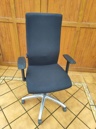 Silla de oficina negra y plateada