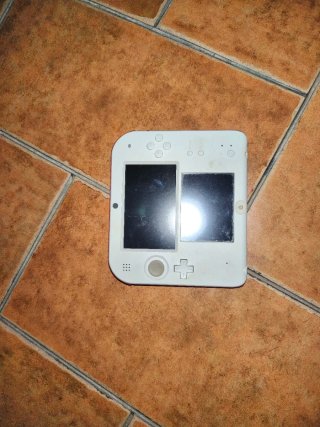 Nintendo 2DS Blanca y Roja con Juego y Funda
