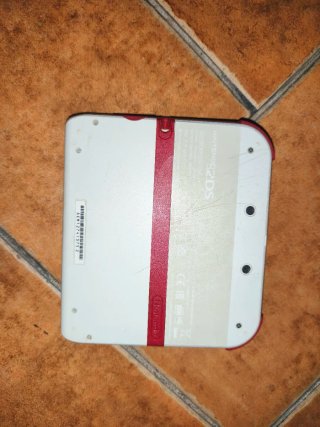 Nintendo 2DS Blanca y Roja con Juego y Funda