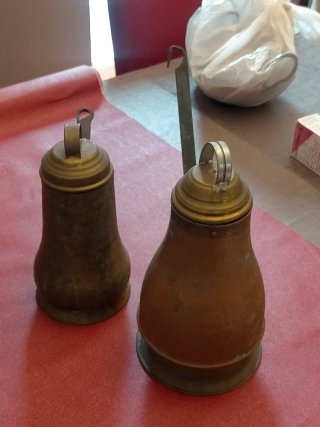 2 Lecheras de Cobre Antiguas. Tapa y base de laton
