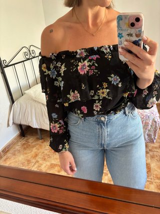 Blusa sin hombros estampada