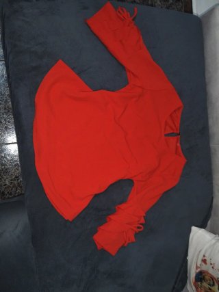 Blusa roja manga larga con volantes