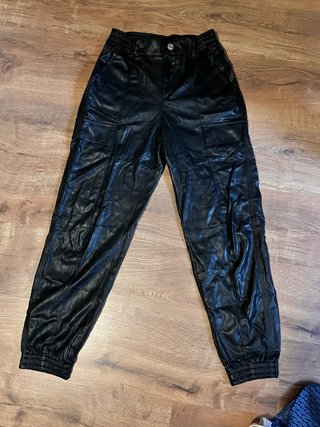 Pantalones efecto piel Bershka Talla S