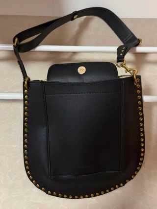 Bolso negro con tachuelas