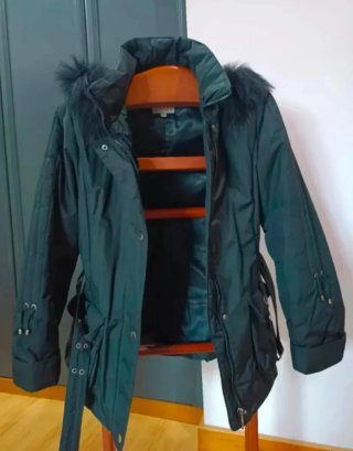 Cazadora Negra con Capucha