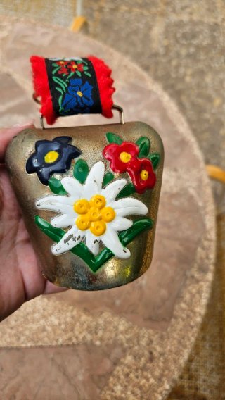Campana decorativa latón pintada flores