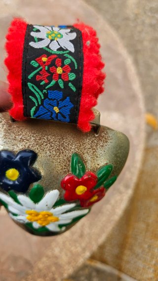 Campana decorativa latón pintada flores