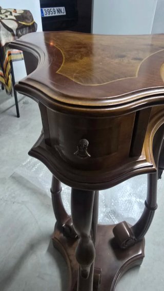 Mesita auxiliar antigua de madera