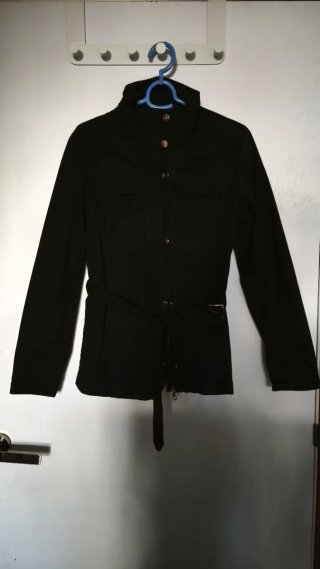 Chaqueta negra con cinturón