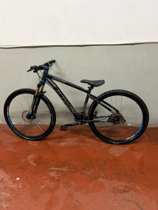 Bicicleta de montaña negra talla S
